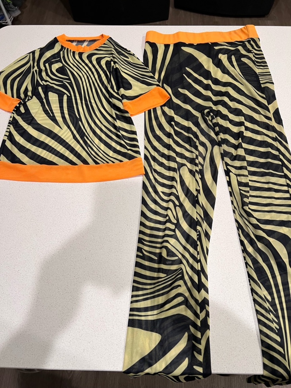 Fashionnova 2 Piece Psychedelic Orange & yellow!.